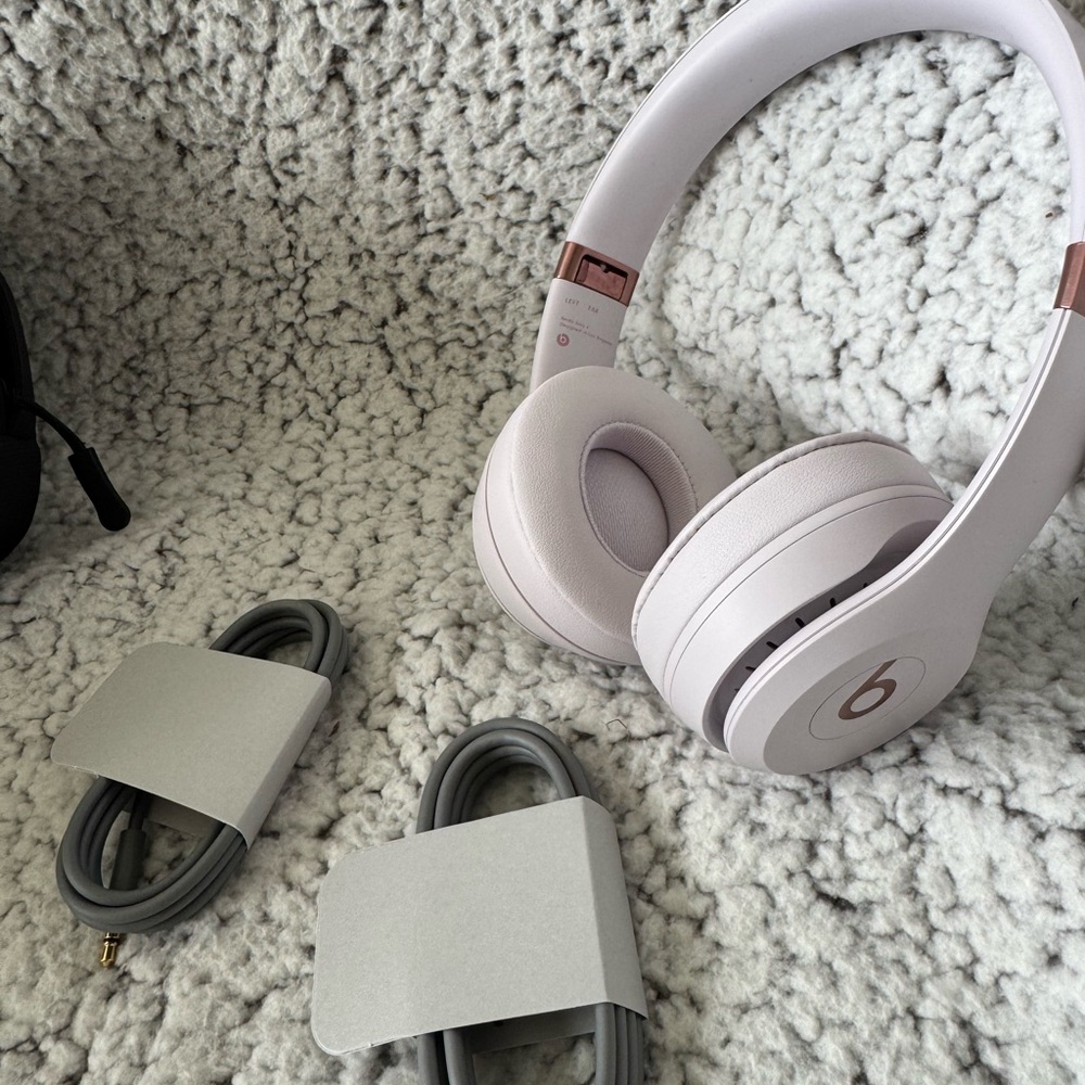 Beats Wireless Headphones in Light Pink